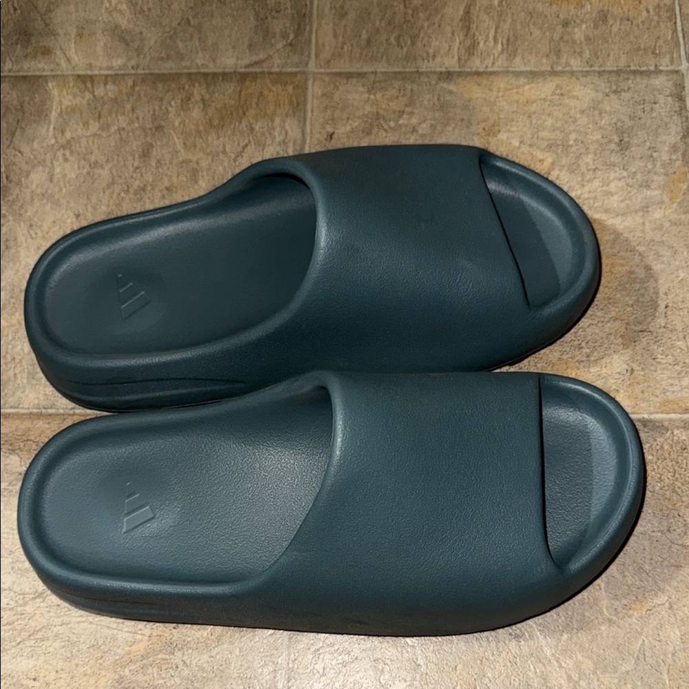 Yeezy Slides Authentic